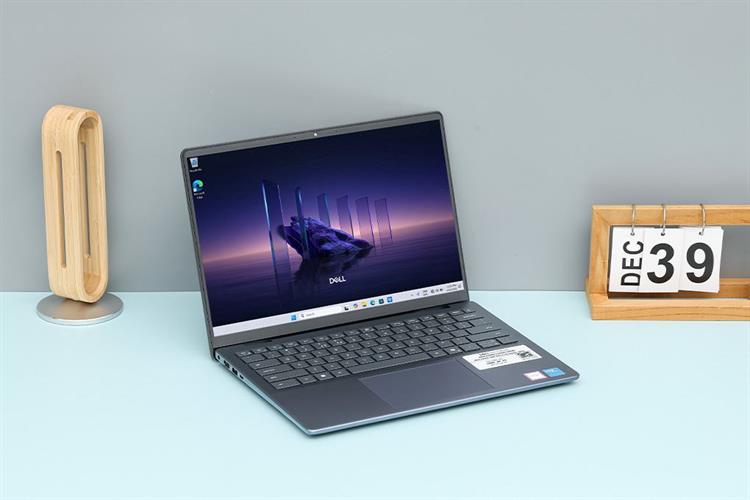 Màn hình 14 inch sắc nét và bàn phím gõ êm của Dell Pro 14
