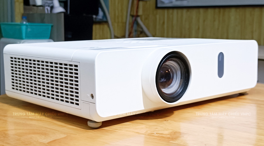 Máy chiếu Panasonic LCD PT-VX420A cũ (4500 Ansi Lumens)